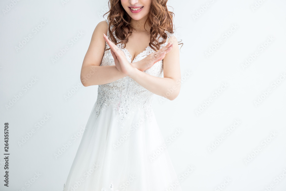 白背景に白いレースのドレスを着た美脚の女性が手で表記しているバツをモデル美人綺麗キャバクラキャバ嬢