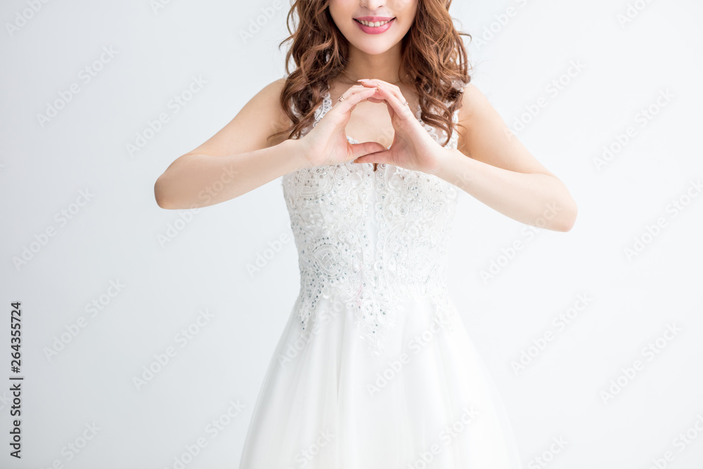 白背景に白いレースのドレスを着た美脚の女性が手で表記している丸をモデル美人綺麗キャバクラキャバ嬢