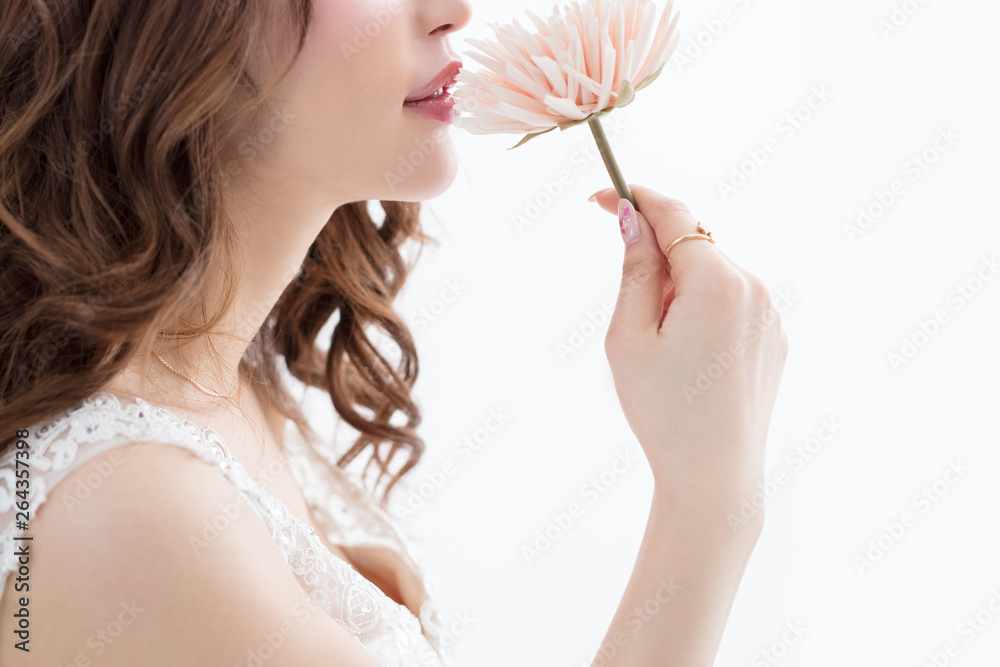 白背景に茶髪の巻き髪をした綺麗な女性が花をもって上を向いている姿キャバクラモデル美人 Stock Photo Adobe Stock