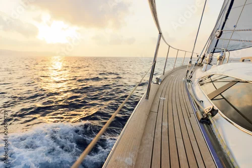 Obraz Jacht żegluje w kierunku zachodu słońca