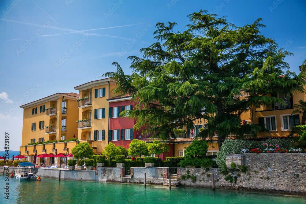 Obraz premium colorful houses in Sirmione