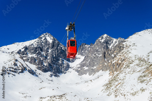 Fototapeta Naklejka Na Ścianę i Meble -  Cable car  in the Tatra mountains