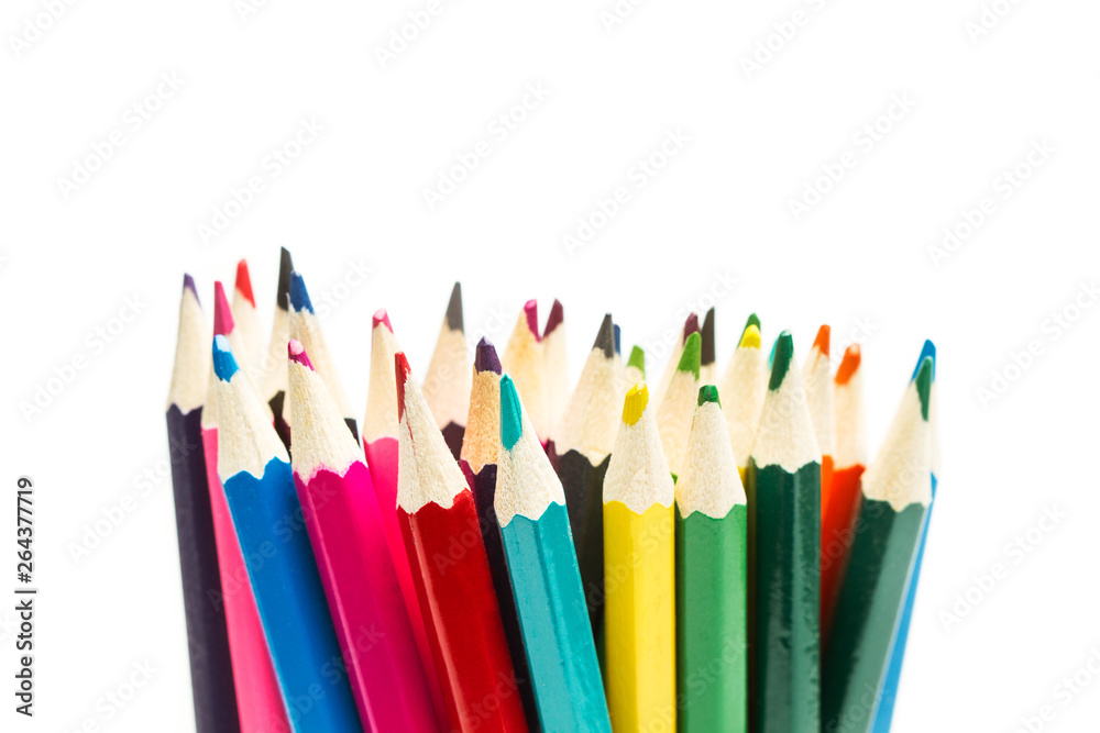 Lápices de colores sobre fondo blanco aislado. Vista de frente. Copy space Lápices de colores sobre fondo blanco aislado. Vista de frente. Copy space