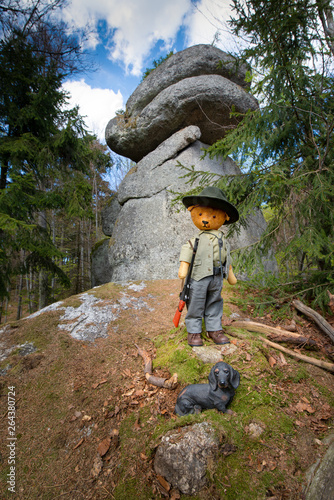 Jagdaufseher und sitzender Hund photo