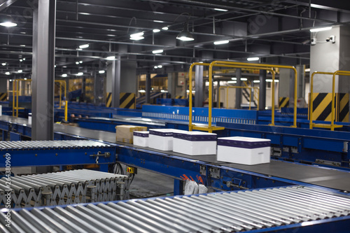 Εκτύπωση καμβά Automated warehouse. Boxes moving on conveyer