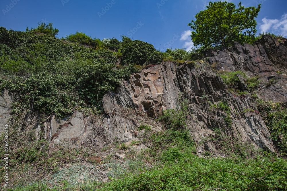 Fototapeta premium Schieferlandschaft in Deutschland, Neuwied, Rheinland-Pfalz