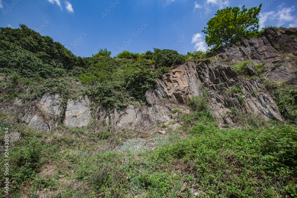 Schieferfelsen in Deutschland, Neuwied, Rheinland-Pfalz Schieferfelsen in Deutschland, Neuwied, Rheinland-Pfalz