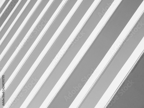 white pillar pattern