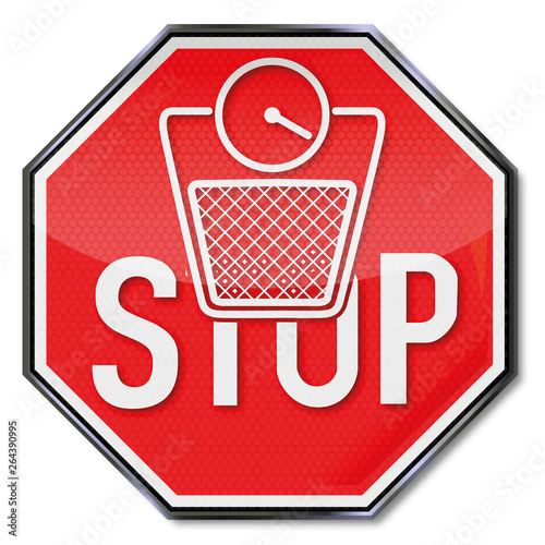 Schild mit Waage und Stop für das Übergewicht
