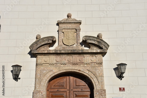 Schloss, Ambras, Schloss Ambras, Amras, Innsbruck, Landeshauptstadt, Tirol, Österreich, Burg, Maximilian, Wappen, Sonnenuhr, Schornstein, Rauchfang, Fenster, Fensterladen, Fresko, Malerei, Fassade, To photo