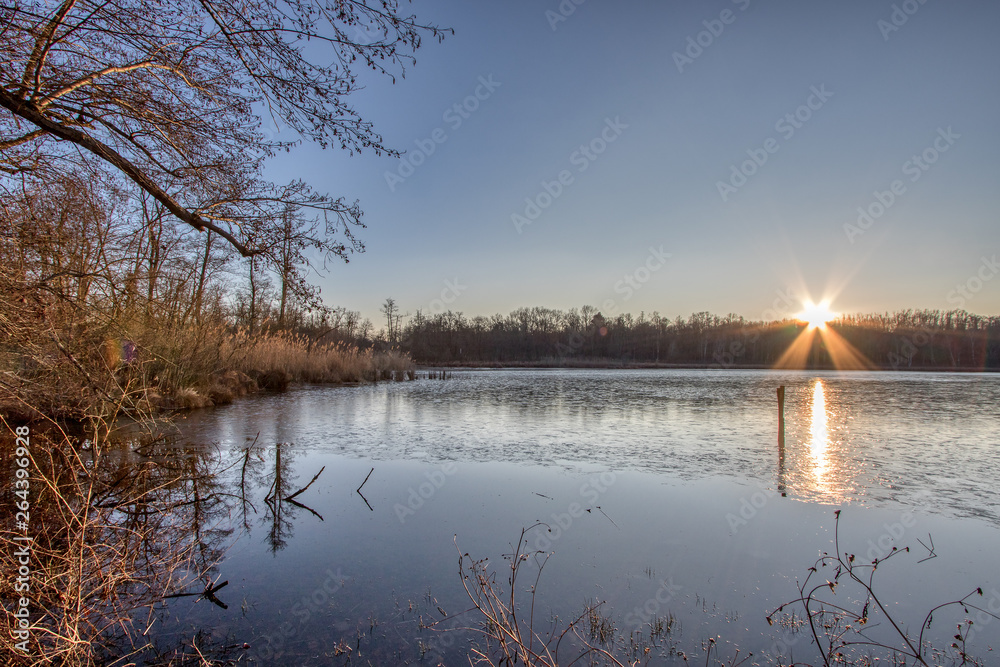 Fototapeta premium Tramonto sul lago