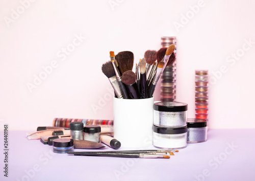 Pinceaux de maquillage professionnels dans ambiance maquilleuse photo