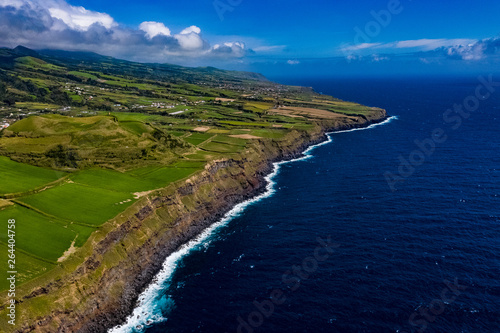 Wallpaper Mural Azoren - Küsten, Wellen, Klippen und Landschaften von Sao Miguel aus der Luft Torontodigital.ca