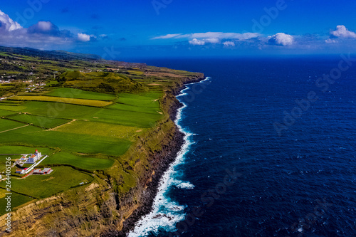 Azoren - Küsten, Wellen, Klippen und Landschaften von Sao Miguel aus der Luft