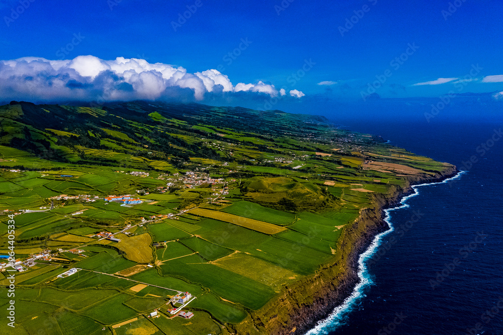 Azoren - Küsten, Wellen, Klippen und Landschaften von Sao Miguel aus der Luft