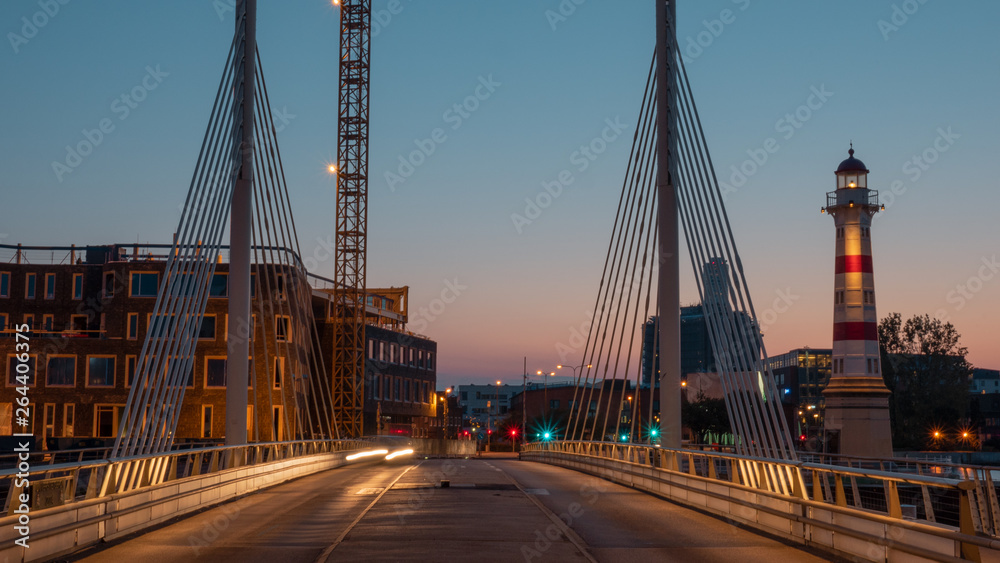 Obraz premium An evening landscape of Malmo - with bridge constructions and a lighthouse