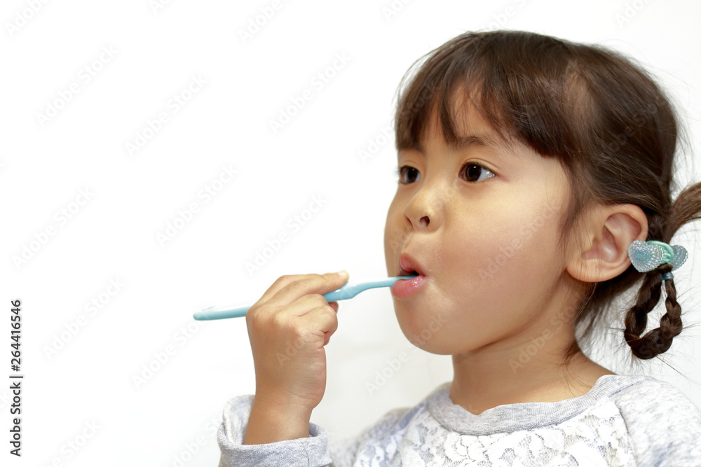 歯磨きをする幼児(4歳児) 歯磨きをする幼児(4歳児)