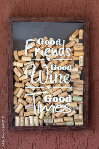Quadro de Rolhas de Vinho - Bons Amigos, Bom vinho, bons momentos photo