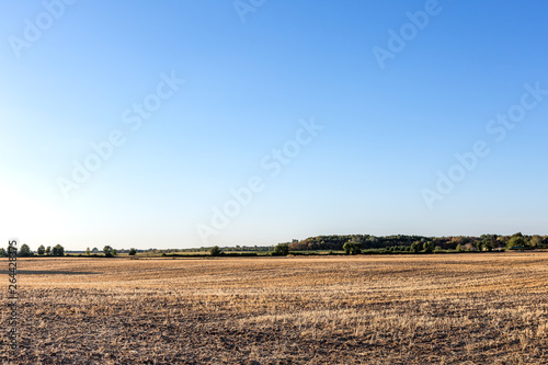 Dürre, weite Strecken ausgetrockneter Erde auf Landwirtschaftsfeldern
