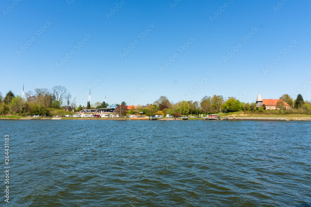 Obraz premium Nord-Ostsee-Kanal Fähre Sehestedt am nördliochen Ufer Stellplatz für Wohnmobile und Restaurant, ein beliebter Treff für Motorradfahrer mit einem fantastischen Blick auf den Kanal