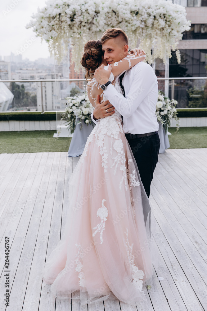 Naklejka premium Newlyweds dance and have fun outdoors.