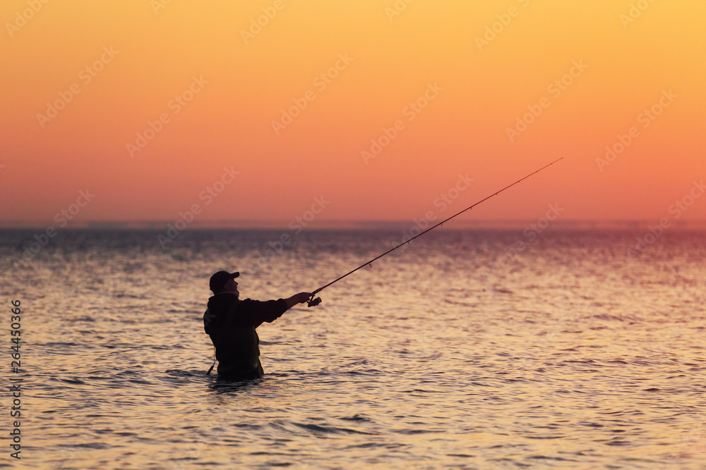 Fischer im Meer mit Angel (Ostsee) - Silhouette