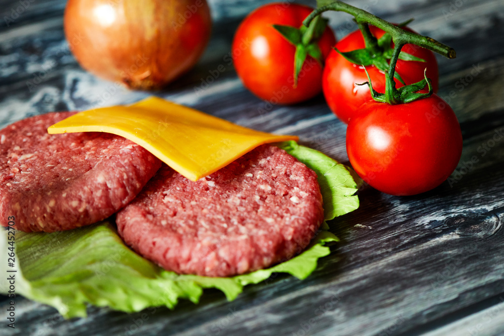 Hamburger iingredientes such as cheddar cheese, beef, onion, tomatoes, lettuce
