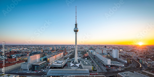 Skyline von Berlin mit Fernsehturm bei Sonnenuntergang