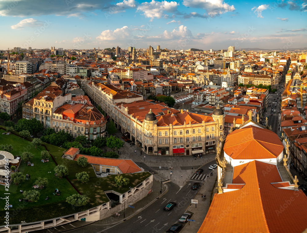 Fototapeta premium Blick über die Stadt Porto/ Portugal. Häusermeer und Stadtansicht.