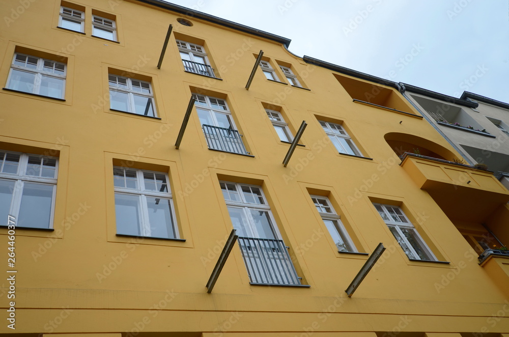 Stahlträger für Balkons an Berliner Fassade