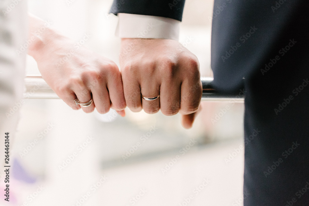 Obraz premium Man and woman hold hands close up