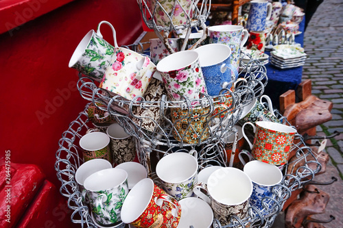 Tazas tradicionales de té en el mercadillo de Portobello, Londres photo