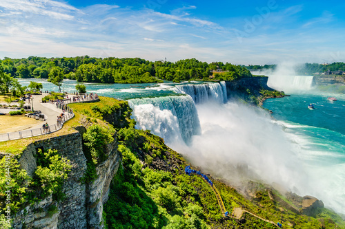 Fotografiet Water rushing over Niagara Falls