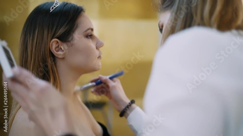 Wallpaper Mural visagist doing make-up with professional cosmetics and brushes Torontodigital.ca