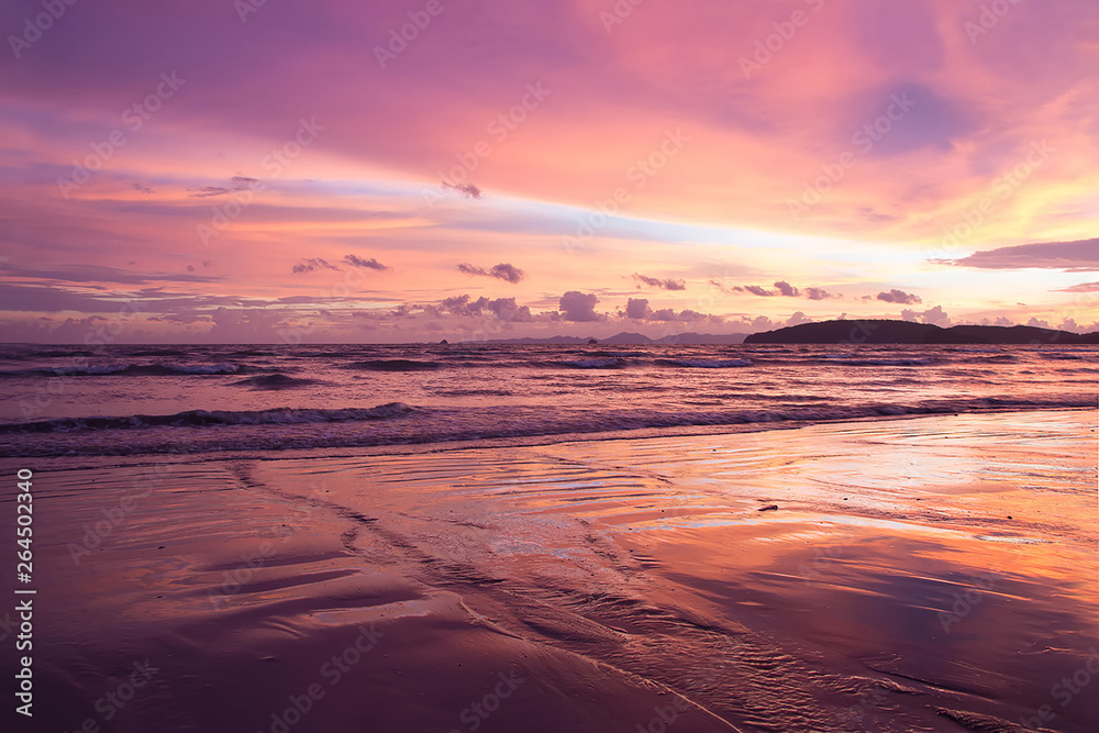 Fototapeta premium Beautiful twilight on the beach 