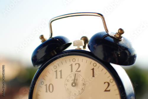 detalhe de relógio antigo contando as horas