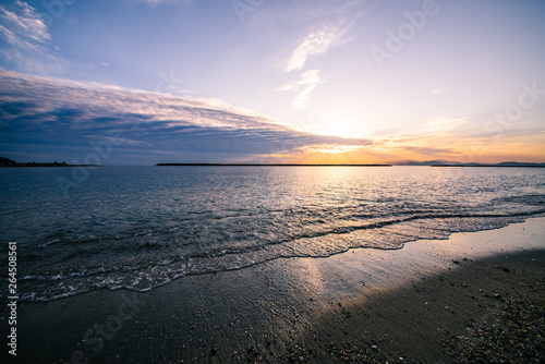 オフシーズンの海岸。夕暮れ
