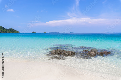 piękny widok na plażę wyspa Koh Chang Seascape w prowincji Trad wschodniej Tajlandii na tle niebieskiego nieba, krajobraz wyspy Morza Tajlandii