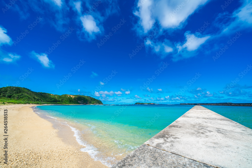 沖縄の海と堤防
