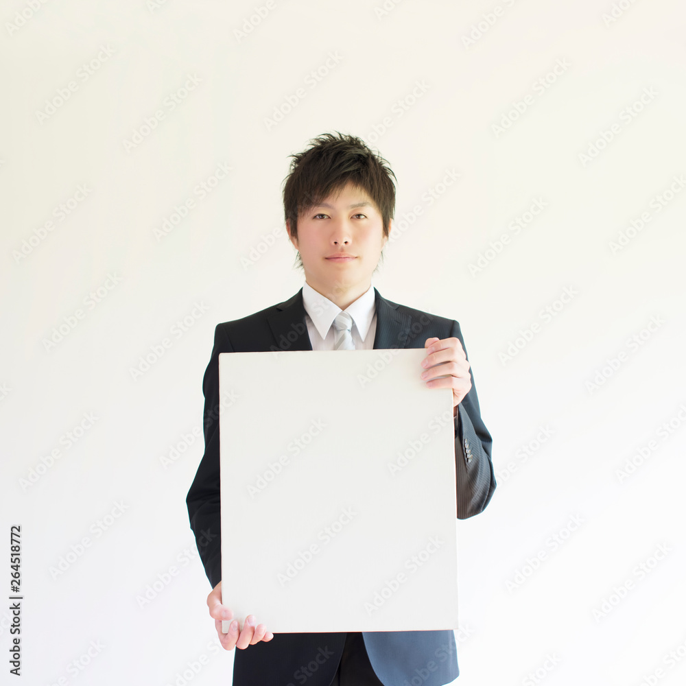 メッセージボードを持つビジネスマン