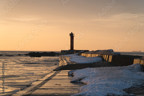 маяк на берегу моря во время заката
