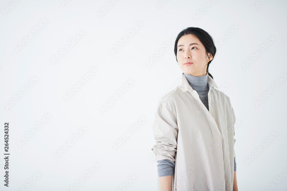 白バック　女性　ライフスタイル