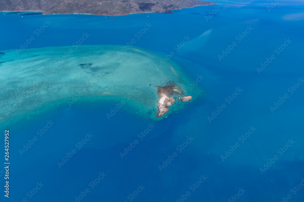 Fototapeta premium Luftaufnahme beim Helikopter-Rundflug über das Great Barrier Reef