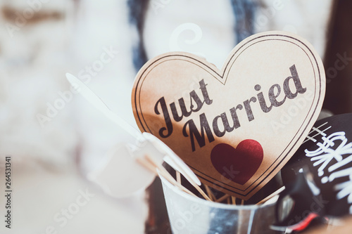 Coeur en papier kraft avec inscription just married photo
