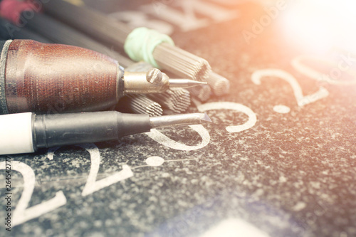 Canvastavla tools for working on a granite