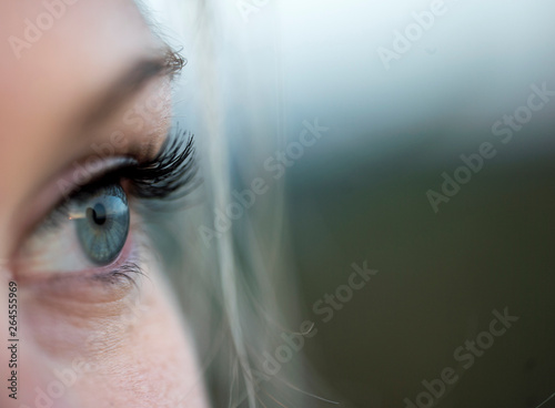 Ojos chica rubia