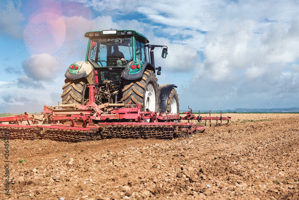 Obraz premium agriculteur labourant ses champs