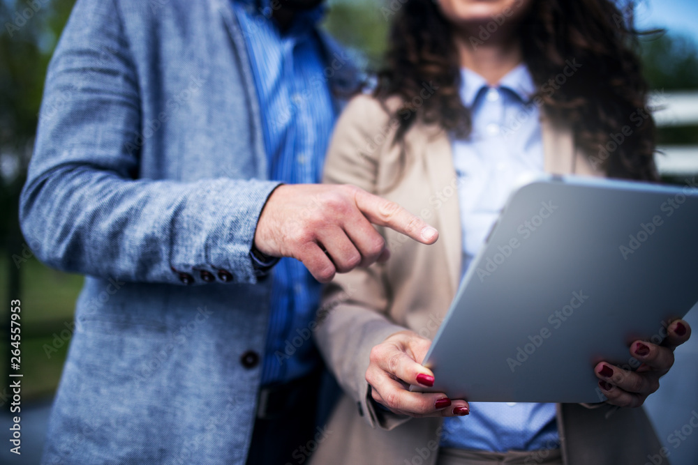 Fototapeta premium Business couple using tablet