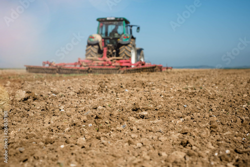 agriculteur labourant ses champs