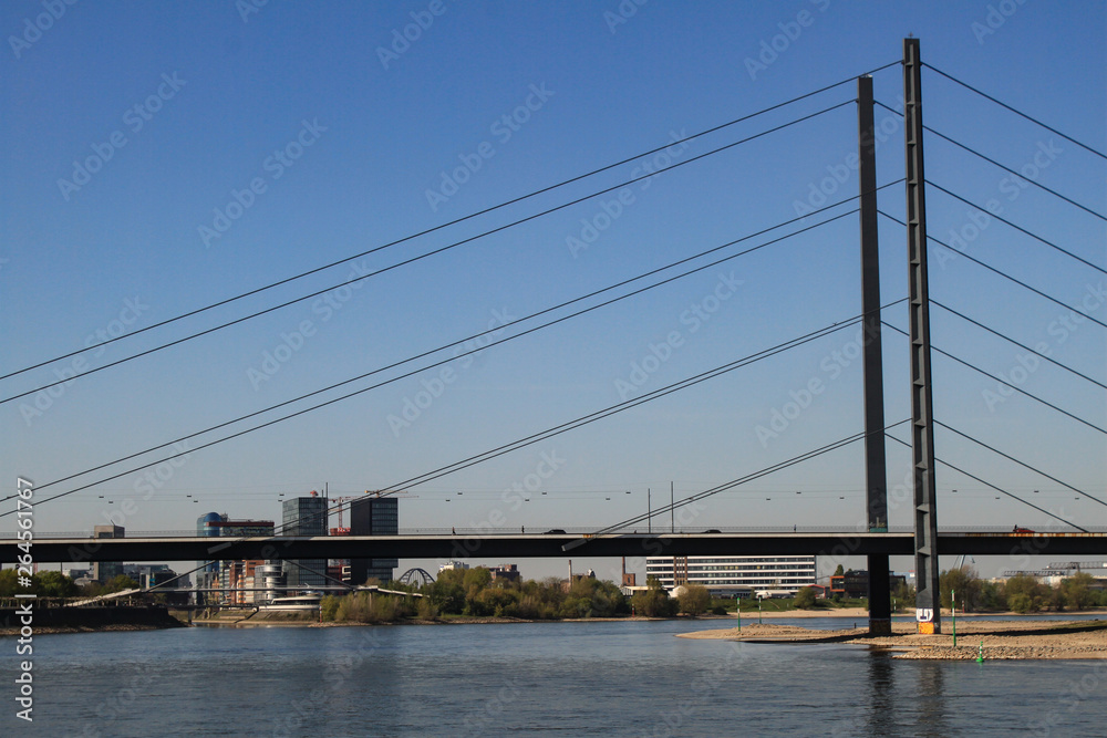 Rheinkniebrücke in Düsseldorf